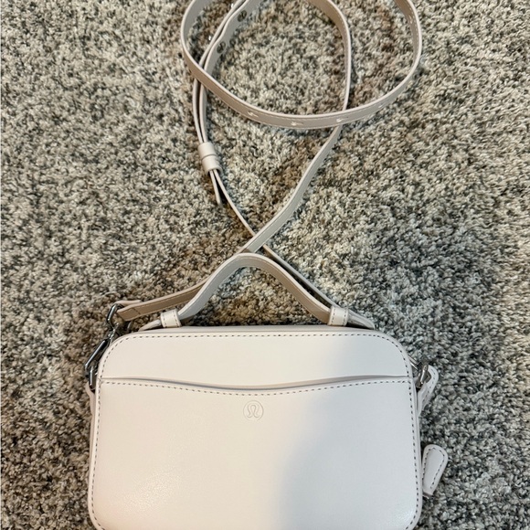 LIKE NEW lululemon Cashew Camera Crossbody Bag - Picture 3 of 9
